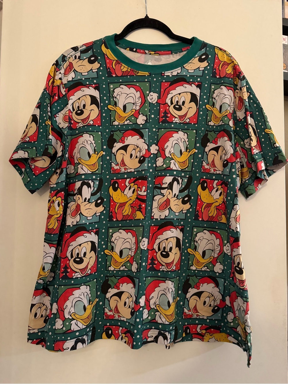 Disney woman Green Holiday Character Tee xl